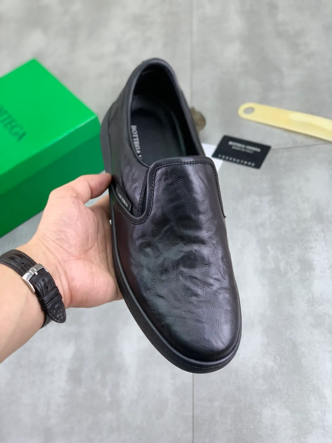 Men's shoes 💰P520 [New model] Water-dyed cow leather 💰High-quality business casual shoes 💎💎💎 BOTTEGA VENETA official website synchronizes the latest top version of BV in the market, accepts material comparison, shoe type comparison, process comparison, practical and textured, versatile and suitable for any occasion, the more you look at it, the more flavorful it becomes. Pure hand-woven craftsmanship - Upper material, hand-woven calfskin imported from Italy 🇮🇹 - High-quality water-dyed cowhide lining - Original private model customized outsole -Size: 39-45 Color: black or brown optional
